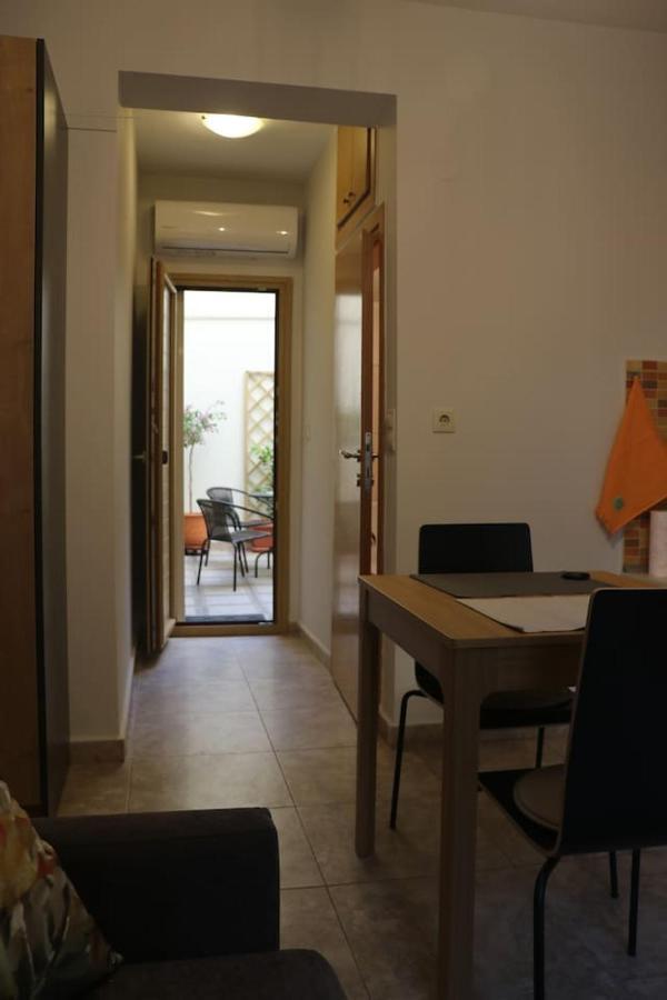 Quiet Urban Studio With Private Backyard Salonic Exterior foto